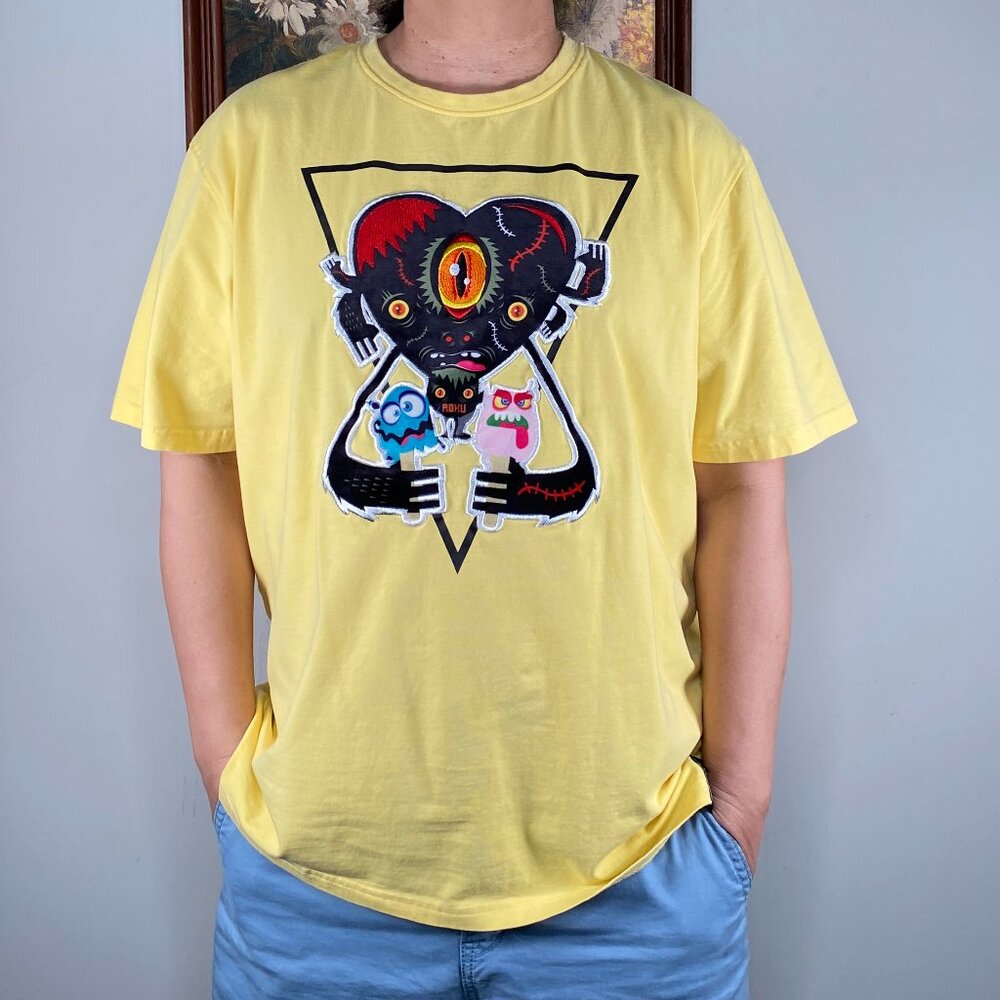 Roku Studio Heart Tee-Shirt Top Men's 2XL Yellow Graphic Casual